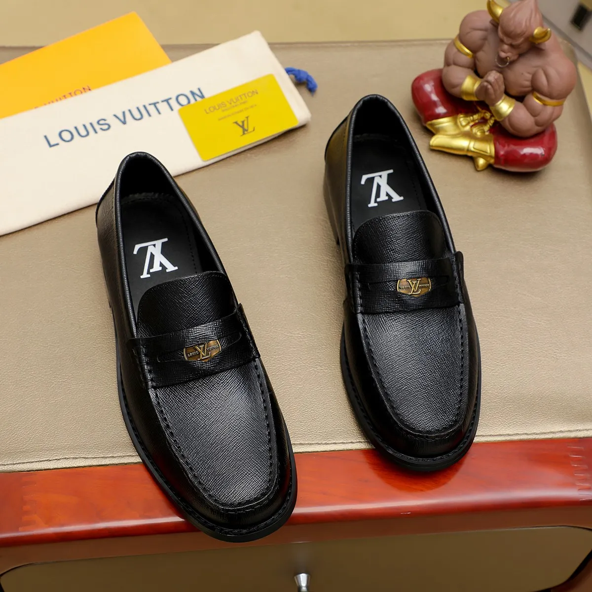 Men's shoes 460 💰 Louis Vuitton LV ® 🆕 model 🔛 full shoe counter, first layer cowhide, 🐂leather lining casual shoes for men, super soft outsole, a must-have for driving. Synchronized with the counter, original first layer cowhide, completely 1:1 mold customization 🌹 top version, color optional! Number: 38-44 (45.46 customized)